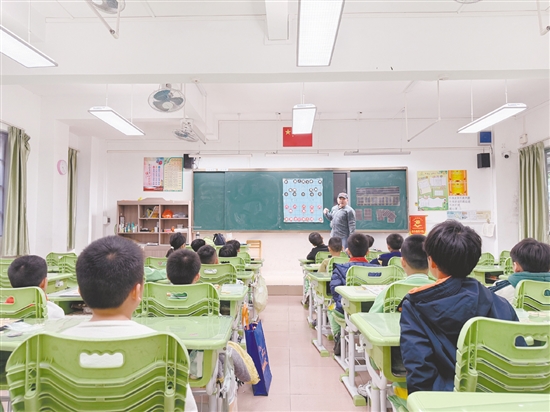 沙坪三小积极推动“象棋进课堂”，将象棋纳入校本课程体系。