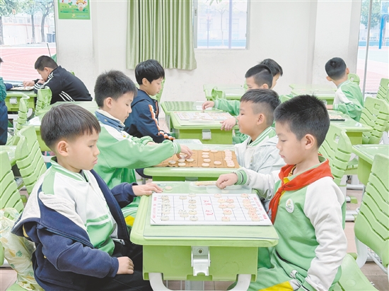 在沙坪三小的象棋教室，学生们在棋盘上排兵布阵，尽情享受对弈带来的乐趣。