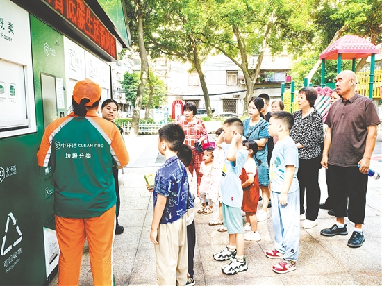 宣传员现场演示“小蜂家”智慧驿站智能操作系统。