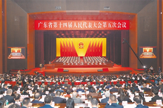 1月26日上午,省十四届人大五次会议在广州开幕。省长孟凡利向大会作政府工作报告。 1月26日上午,省十四届人大五次会议在广州开幕。省长孟凡利向大会作政府工作报告。