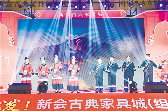 由商户自发组成的“小鸟学唱团”带来精彩表演。