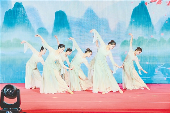 文艺表演彰显传统韵味。