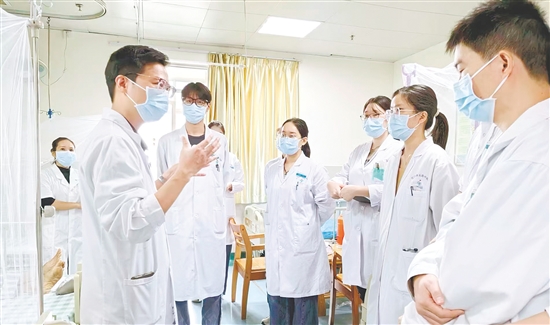 黄任锋（左前一）对学生讲解药方使用。