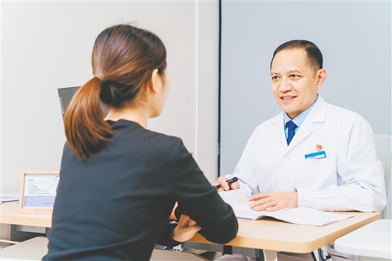 赵春阳在了解患者情况。