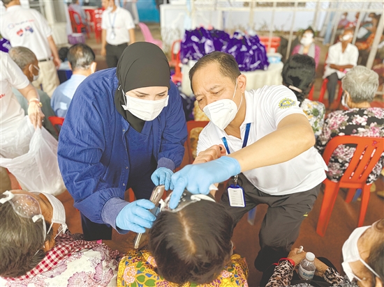 赵春阳（右）参加义诊。