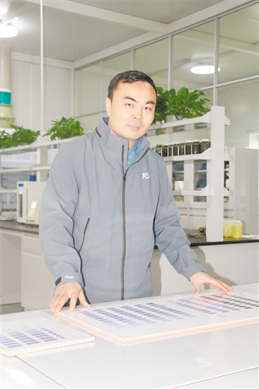 侯金章,广东道氏技术股份有限公司研发一部研发高级工程师。其面对复杂技术难题从不退缩,查阅大量资料并反复进行实验验证,带领团队攻克技术瓶颈,成功研发创新陶瓷材料并实现成果转化,为公司创造显著效益。其团队于2022年、2024年获评公司“王者之师”;本人2024年被评为公司“中流砥柱”,2023年当选恩平市政协委员。 侯金章,广东道氏技术股份有限公司研发一部研发高级工程师。其面对复杂技术难题从不退缩,查阅大量资料并反复进行实验验证,带领团队攻克技术瓶颈,成功研发创新陶瓷材料并实现成果转化,为公司创造显著效益。其团队于2022年、2024年获评公司“王者之师”;本人2024年被评为公司“中流砥柱”,2023年当选恩平市政协委员。