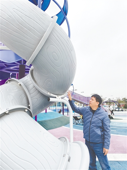 黄慕文,恩平市体育物业管理有限公司董事、经理。曾参与镇海湾供水工程,7天限期内完成关键跨渠施工,解决复杂地质难题,保障项目推进。负责体育场馆建设期间,建立三级维保机制,设备故障率下降83%;上线预约场馆微信小程序,注册用户超1800人,场地使用率从65%提至82%;成功保障全国青少年无人机大赛省赛等大型活动。 黄慕文,恩平市体育物业管理有限公司董事、经理。曾参与镇海湾供水工程,7天限期内完成关键跨渠施工,解决复杂地质难题,保障项目推进。负责体育场馆建设期间,建立三级维保机制,设备故障率下降83%;上线预约场馆微信小程序,注册用户超1800人,场地使用率从65%提至82%;成功保障全国青少年无人机大赛省赛等大型活动。