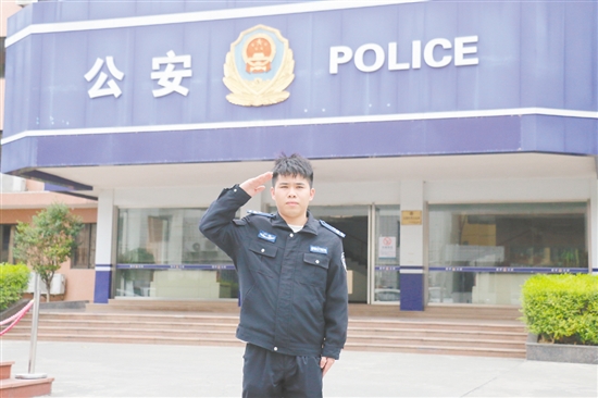 梁家豪,恩平市公安局圣堂派出所六级辅警。其始终秉持严谨认真的工作态度协助民警办理辖区案件和开展常态化检查。在基孔肯雅热疫情防控中,7次支援累计30余天,每日背负逾15公斤设备连续消杀超4小时,覆盖多个镇村。获评江门市疫情防控工作表现突出个人并通报表扬及恩平市公安局辅警四级嘉奖。 梁家豪,恩平市公安局圣堂派出所六级辅警。其始终秉持严谨认真的工作态度协助民警办理辖区案件和开展常态化检查。在基孔肯雅热疫情防控中,7次支援累计30余天,每日背负逾15公斤设备连续消杀超4小时,覆盖多个镇村。获评江门市疫情防控工作表现突出个人并通报表扬及恩平市公安局辅警四级嘉奖。