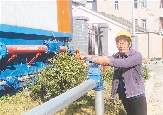 郑伟庭,恩平市供水有限公司乡镇供水课副课长。2024年带领团队完成自来水销售1200多万立方米,完成管网改造、500多户散户通水及4条自然村管网升级等项目,切实改善乡镇用水条件,有效破解部分区域“用水难”问题。加强管网巡检与维护,建立报漏快速响应机制,做到接报即修,抢修完成率100%。 郑伟庭,恩平市供水有限公司乡镇供水课副课长。2024年带领团队完成自来水销售1200多万立方米,完成管网改造、500多户散户通水及4条自然村管网升级等项目,切实改善乡镇用水条件,有效破解部分区域“用水难”问题。加强管网巡检与维护,建立报漏快速响应机制,做到接报即修,抢修完成率100%。