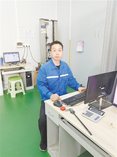 张欣钊,广东元星工业新材料有限公司副总经理、开发中心技术总监。其主持研发的“阻燃抗菌高强度新型环保复合板材”获江门市“科技杯”二等奖等多项奖励,产品销售额超4.3亿元、纳税约4590万元。项目带动上下游产业提供近100个就业岗位,每年可节约4500公顷人工林。获3项国家发明专利,参与起草国家标准。 张欣钊,广东元星工业新材料有限公司副总经理、开发中心技术总监。其主持研发的“阻燃抗菌高强度新型环保复合板材”获江门市“科技杯”二等奖等多项奖励,产品销售额超4.3亿元、纳税约4590万元。项目带动上下游产业提供近100个就业岗位,每年可节约4500公顷人工林。获3项国家发明专利,参与起草国家标准。