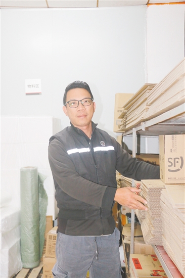 吴景泉,顺丰快递沙湖镇网点快递员。日均送件约200件,坚持使命必达。不畏严寒酷暑,日复一日穿梭在大街小巷传递包裹,更传递温情。在日常收派件中,特别关注农村行动不便的老人。其主动为一位老人花费一个多小时安装复杂产品,耐心周到。其热心细致的服务赢得了群众的信赖和认可。 吴景泉,顺丰快递沙湖镇网点快递员。日均送件约200件,坚持使命必达。不畏严寒酷暑,日复一日穿梭在大街小巷传递包裹,更传递温情。在日常收派件中,特别关注农村行动不便的老人。其主动为一位老人花费一个多小时安装复杂产品,耐心周到。其热心细致的服务赢得了群众的信赖和认可。