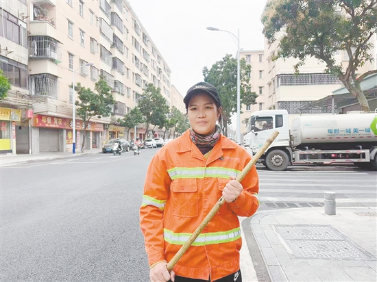 罗葵伶,江门市侨盈城市环境管理有限公司环卫工人。在台风“韦帕”“桦加沙”期间,创新使用防堵网篮清理排水口,缩短清淤时间4小时;在灭蚊工作中背负10公斤重喷雾器完成超10万平方米消杀;累计清扫路面超5000公里。清扫工作中曾拾获2000元现金、社保卡等,主动通过社区协助找回失主。获评该公司2023年垃圾分类一等奖、2025年先进工作者。 罗葵伶,江门市侨盈城市环境管理有限公司环卫工人。在台风“韦帕”“桦加沙”期间,创新使用防堵网篮清理排水口,缩短清淤时间4小时;在灭蚊工作中背负10公斤重喷雾器完成超10万平方米消杀;累计清扫路面超5000公里。清扫工作中曾拾获2000元现金、社保卡等,主动通过社区协助找回失主。获评该公司2023年垃圾分类一等奖、2025年先进工作者。