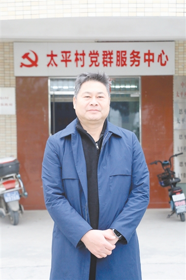 岑丁权,君堂镇太平村党支部书记、村委会主任。其带领村民配合完成高朗村至信访超市路段改造,清理垃圾200余吨,拆除乱搭乱建及危破房共120余处,清淤灌溉渠5公里。在基孔肯雅热防控中创新“乡音喇叭+入户”宣传模式,整治卫生黑点274处,成为全镇防疫示范典型。获评恩平市疫情防控工作表现突出个人并通报表扬。 岑丁权,君堂镇太平村党支部书记、村委会主任。其带领村民配合完成高朗村至信访超市路段改造,清理垃圾200余吨,拆除乱搭乱建及危破房共120余处,清淤灌溉渠5公里。在基孔肯雅热防控中创新“乡音喇叭+入户”宣传模式,整治卫生黑点274处,成为全镇防疫示范典型。获评恩平市疫情防控工作表现突出个人并通报表扬。