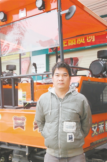 邝伟洪,恩平穗禾农业有限责任公司负责人。创新土地托管“红管家”模式,服务面积1333.33公顷(2万亩),年营收约300万元。盘活46.67公顷(700亩)撂荒地,提供百余个岗位,工人日收入从100元提至150元。获省“弘科杯”农机技能比赛三等奖,两次被评为良西镇优秀共产党员,获评恩平市“最美农民”。 邝伟洪,恩平穗禾农业有限责任公司负责人。创新土地托管“红管家”模式,服务面积1333.33公顷(2万亩),年营收约300万元。盘活46.67公顷(700亩)撂荒地,提供百余个岗位,工人日收入从100元提至150元。获省“弘科杯”农机技能比赛三等奖,两次被评为良西镇优秀共产党员,获评恩平市“最美农民”。