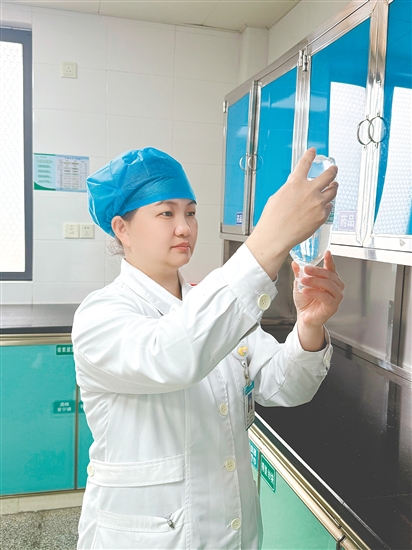 李小玉,恩平市人民医院感染性疾病科护士长。2020年援鄂期间在荆州重症监护室护理重症患者。2025年基孔肯雅热疫情防控期间负责隔离病区,护理患者70余人,实现“零院感、零差错、零投诉”。获评江门市抗疫先进个人,恩平市道德模范和“最美劳动者”“最美党员志愿者”“共产党员先锋”等。 李小玉,恩平市人民医院感染性疾病科护士长。2020年援鄂期间在荆州重症监护室护理重症患者。2025年基孔肯雅热疫情防控期间负责隔离病区,护理患者70余人,实现“零院感、零差错、零投诉”。获评江门市抗疫先进个人,恩平市道德模范和“最美劳动者”“最美党员志愿者”“共产党员先锋”等。