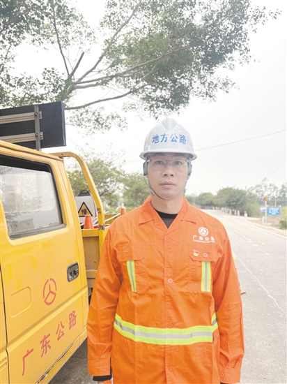 王龙吉,恩平市地方公路服务中心职员。退役后一直扎根公路养护事业,坚守公路抢险一线。在2018年台风“山竹”防御中,带队清理倒伏树木50余棵、修复路面3处、排除隐患20余处,获得江门市抢险救灾先进个人嘉奖。在台风“塔巴”“韦帕”等防御中,持续冲锋在前,带队保障那吉镇、横陂镇等路段的畅通。获评单位优秀工作者、优秀共产党员。 王龙吉,恩平市地方公路服务中心职员。退役后一直扎根公路养护事业,坚守公路抢险一线。在2018年台风“山竹”防御中,带队清理倒伏树木50余棵、修复路面3处、排除隐患20余处,获得江门市抢险救灾先进个人嘉奖。在台风“塔巴”“韦帕”等防御中,持续冲锋在前,带队保障那吉镇、横陂镇等路段的畅通。获评单位优秀工作者、优秀共产党员。