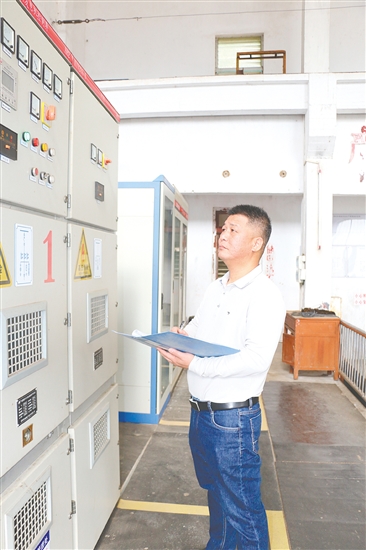 梁学明,恩平市西坑水库工程管理处主任。牵头排查并整改水利隐患18处,其负责的西坑水库灌区成功入选水利部数字孪生灌区建设先行先试名单,成为广东省首个入选的中型灌区,并获评广东省级标准化管理一级灌区。实现灌区33处监测全覆盖,科学调度灌溉用水,保障4333.33公顷(6.5万亩)农田,受益农户超2万户。获评恩平市“共产党员先锋”。 梁学明,恩平市西坑水库工程管理处主任。牵头排查并整改水利隐患18处,其负责的西坑水库灌区成功入选水利部数字孪生灌区建设先行先试名单,成为广东省首个入选的中型灌区,并获评广东省级标准化管理一级灌区。实现灌区33处监测全覆盖,科学调度灌溉用水,保障4333.33公顷(6.5万亩)农田,受益农户超2万户。获评恩平市“共产党员先锋”。