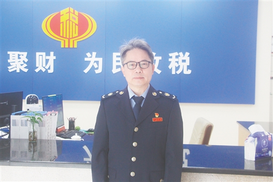 陈坚许,国家税务总局恩平市税务局大槐税务分局局长。任园区征收组长期间,推动税收连年超额逾10%。精准对接大槐镇土地交易信息,强化税源跟进。助力广东道氏公司纠正申报并成功上市,为电声企业协调“银税互动”贷款超6000万元。获评江门市“最美侨都税务人”,恩平市道德模范、“最美劳动者”等。 陈坚许,国家税务总局恩平市税务局大槐税务分局局长。任园区征收组长期间,推动税收连年超额逾10%。精准对接大槐镇土地交易信息,强化税源跟进。助力广东道氏公司纠正申报并成功上市,为电声企业协调“银税互动”贷款超6000万元。获评江门市“最美侨都税务人”,恩平市道德模范、“最美劳动者”等。