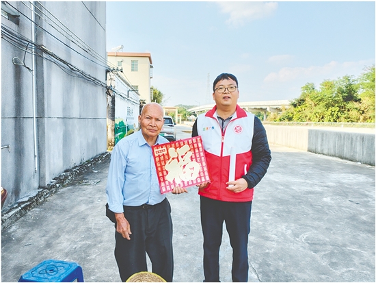 为老兵送上新春祝福。