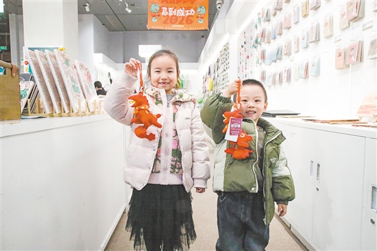 图为当天，在甘肃省博物馆文创商店，小朋友展示刚购买的新款马踏飞燕贺岁毛绒玩偶“红运当头马”。新华社发