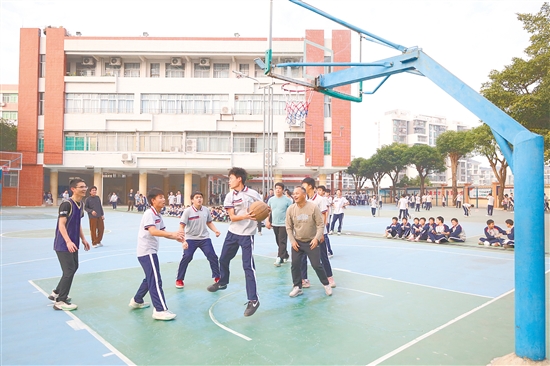 师生精彩对决,切磋球技。 师生精彩对决,切磋球技。