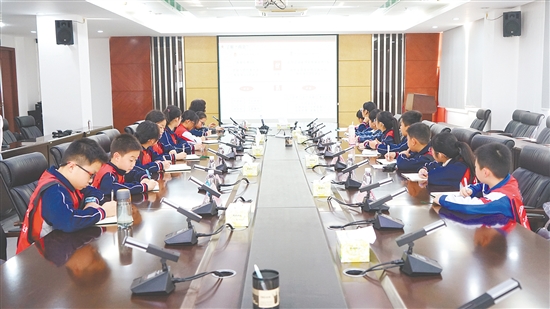 小记者们进行“岗前”培训。