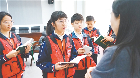 模拟采访环节，小记者们勇敢提问。