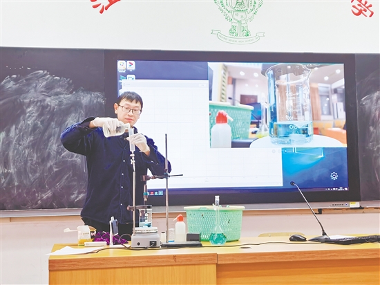 研讨会上，老师分享应用案例。