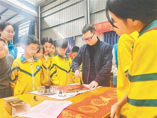 挥春活动深受学生喜爱。 挥春活动深受学生喜爱。