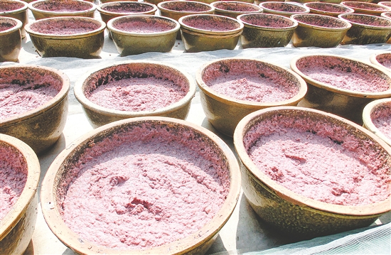 虾酱要在阳光下晾晒约8天，每日搅拌数次。