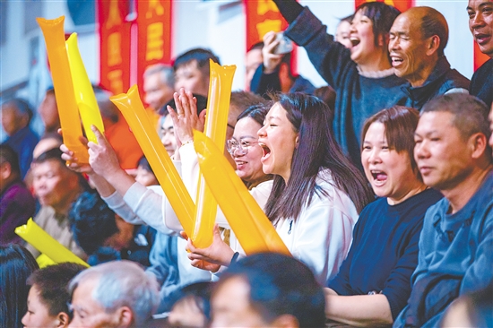 精彩比赛点燃全场观众激情，现场加油声不断。