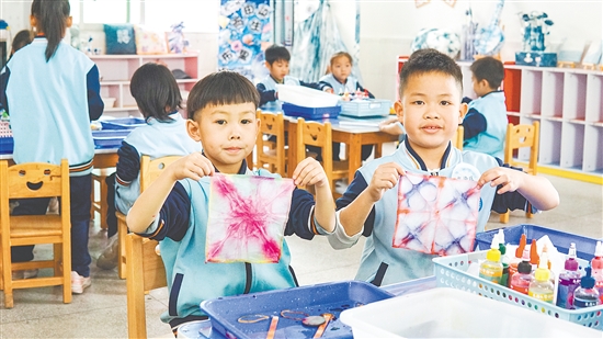 大江镇中心小学引入大江传统点心、编织、刺绣、扎染、红木工艺、缝纫、皮影戏等非遗项目，构建“课程化、常态化、特色化”的非遗传承与育人体系。