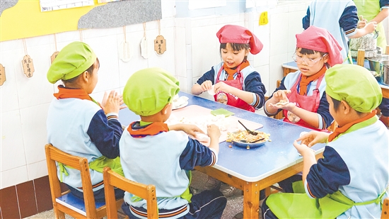 该校还实施分层教学，让不同年龄段、不同兴趣的学生都能找到适合自己的学习切入点。