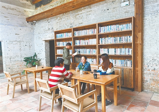 经过活化,百年书院成为精品民宿,历史与现代的交融,在这里展现得淋漓尽致。 经过活化,百年书院成为精品民宿,历史与现代的交融,在这里展现得淋漓尽致。