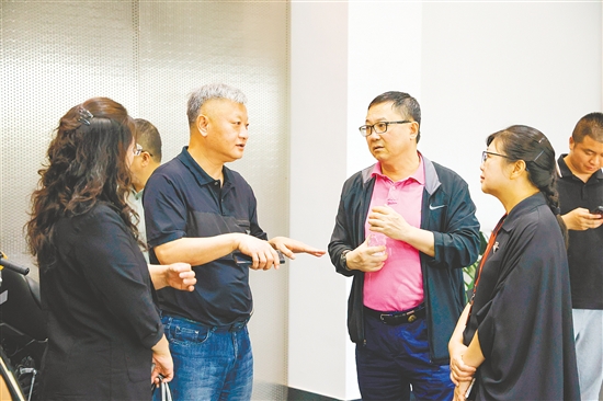 陈黎阳与前来参观考察的客商交谈。