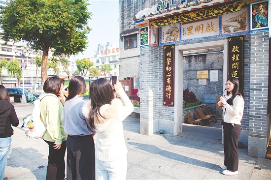 探访团走进启明里,感受侨乡文脉与商业活化的双向赋能。 探访团走进启明里,感受侨乡文脉与商业活化的双向赋能。