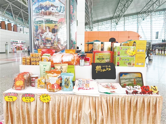 “广货行天下·请到江门过大年”2026江门宣传推介活动现场，鹤山红茶、花生、腐竹、腊味、沙琪玛等特色好物亮相。