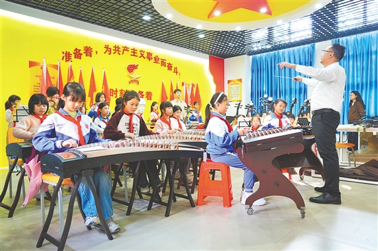 址山镇址山小学成立民乐团，设置弦乐、弹拨、吹管、打击乐4个声部，涵盖二胡、琵琶、古筝、笛子、扬琴、中阮等10余种乐器，满足不同学生的学习需求。