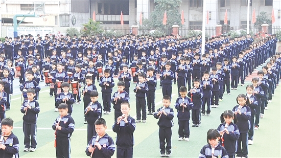 千余名学生合奏《龙的传人》，用音符编织校园艺术旋律。