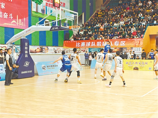 参加决赛的两支队伍为观众带来了一场精彩对决。