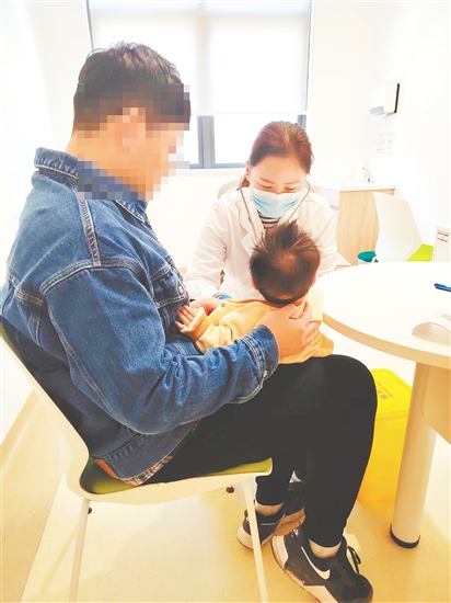 儿科医生为诺如病毒患儿检查身体情况。