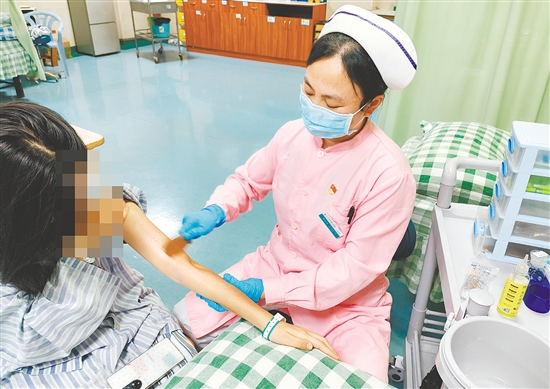 护士为患者进行护理。