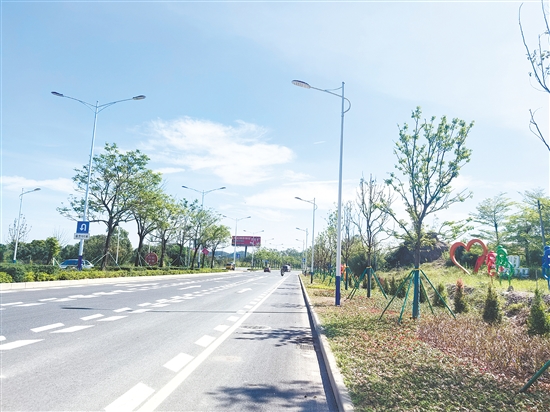 恩平市完善关键节点道路两侧绿化、照明、交通标识等配套设施，道路风貌得到显著提升。