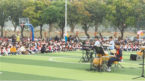 乐队合奏、古筝与萨克斯独奏、爵士鼓与架子鼓表演、童声独唱与合唱、集体舞蹈、歌舞串烧等节目轮番上演，学生们在草坪上尽情展示才艺。