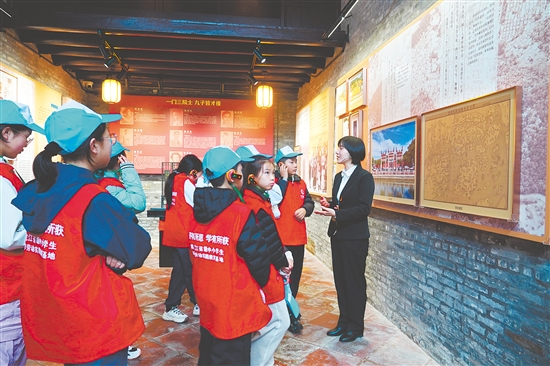 七台河“冠军宝宝”参观梁启超故居,并合影留念。 七台河“冠军宝宝”参观梁启超故居,并合影留念。