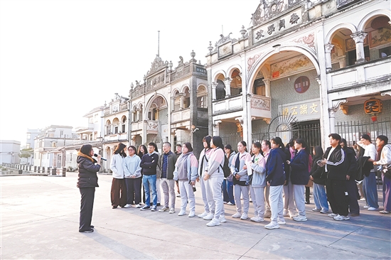 活动中，澳门江门青年会联合澳门旅游大学等6家院校的百余名师生走进开平，“沉浸式”探索侨乡文化传承与乡村振兴的创新路径。