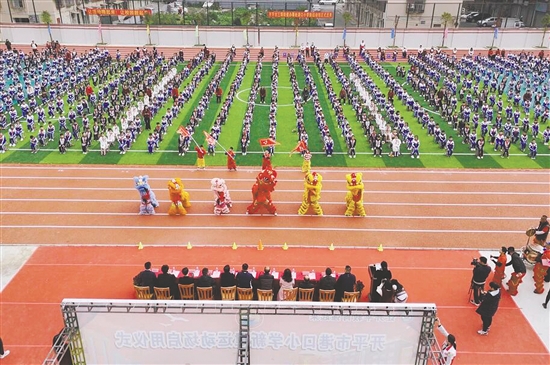 港口小学运动场焕然一新。