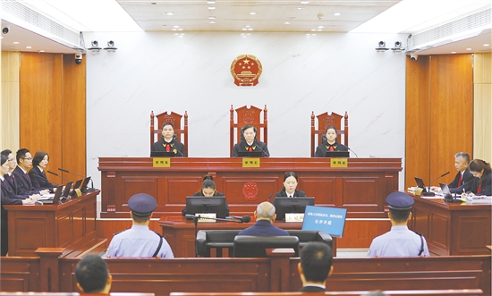 许国俊贪污、挪用公款案庭审现场。