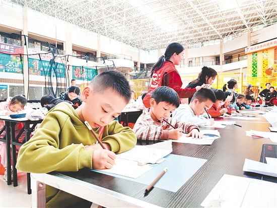 现场，选手们凝神静气、端坐执笔。