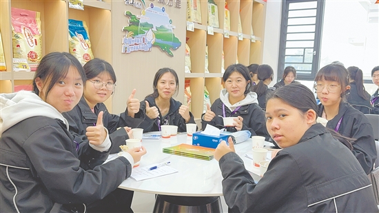 港澳学生点赞台山企业生产的美食。